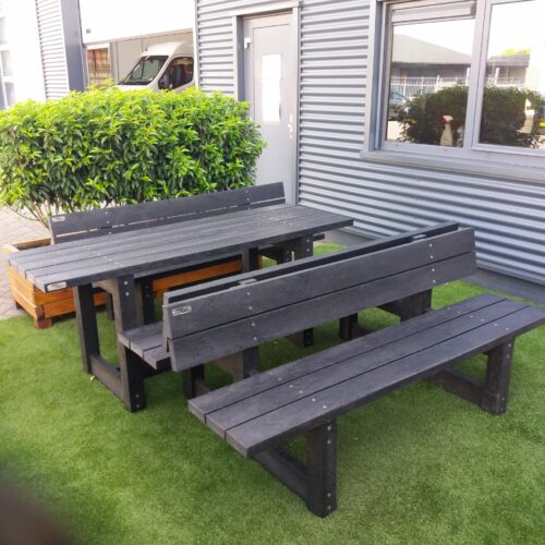 Kunststof Picknicktafel London 38 Deze staan in het hoge Noorden in Barneveld.